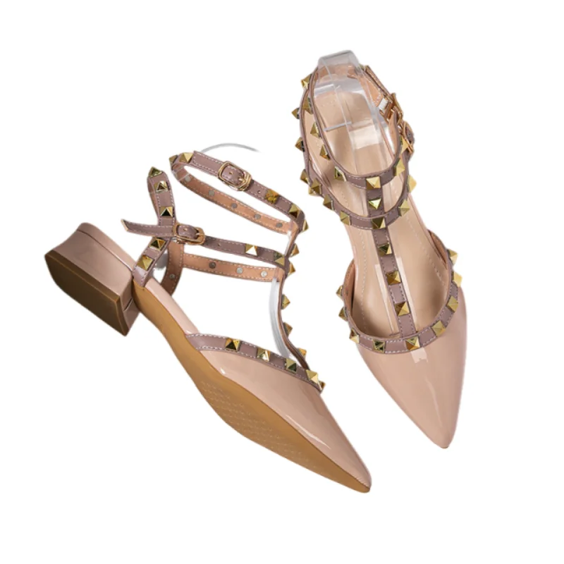 Damen-Sandalen mit T-Riemen und Schnallen, quadratischem Absatz, geschlossener Zehenbereich, goldene Nieten, Schuhe, Vintage-Stil, Rot, Schwarz, Beige, Sohle, weit geschnitten, 43–35 Tacones