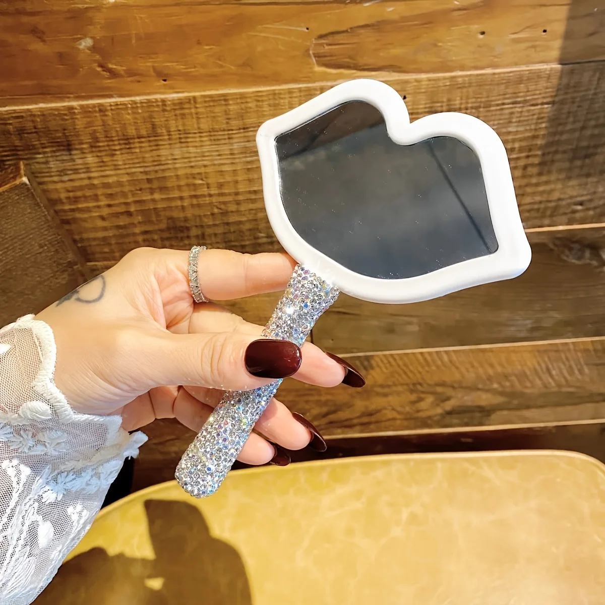 Hd-Hand-Lippenspiegel. Künstliches Diamant-Set mit tragbarem Reise-Kosmetikspiegel Image