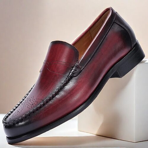 stilvolle burgunderfarbene Leder-Loafer mit handgenähten Brogue-Details für Herren perfekt für Freizeit und Business Casual Image