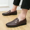 Europäische Station, Modemarke, Luxus-Bohnenschuhe, Leder-Herrenschuhe, Slip-on-Loafer, klassische karierte kleine Lederschuhe