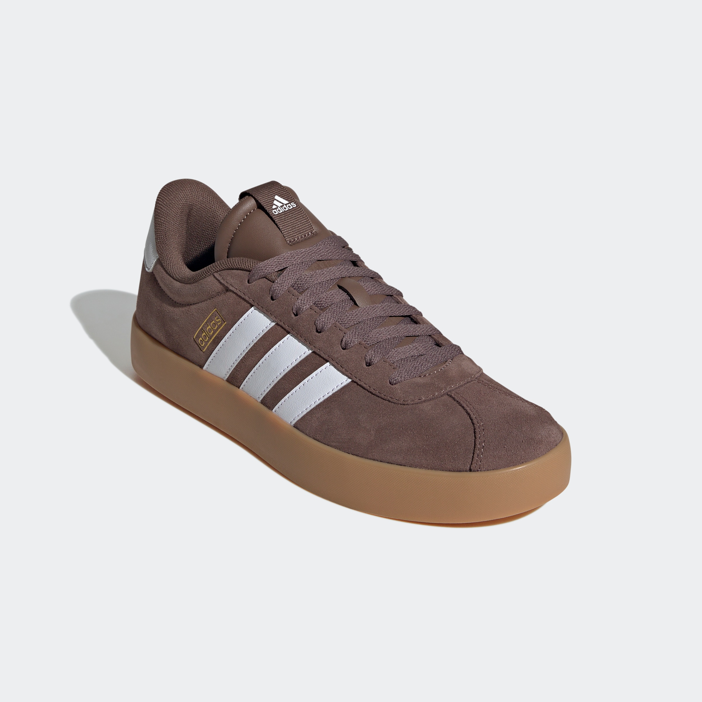 Sneaker ADIDAS SPORTSWEAR "VL COURT 3.0", Herren, Gr. 45, weiß (earth strata, cloud weiß, gold metallic), Leder, Synthetik, Schuhe Sneaker, inspiriert vom Design des adidas samba