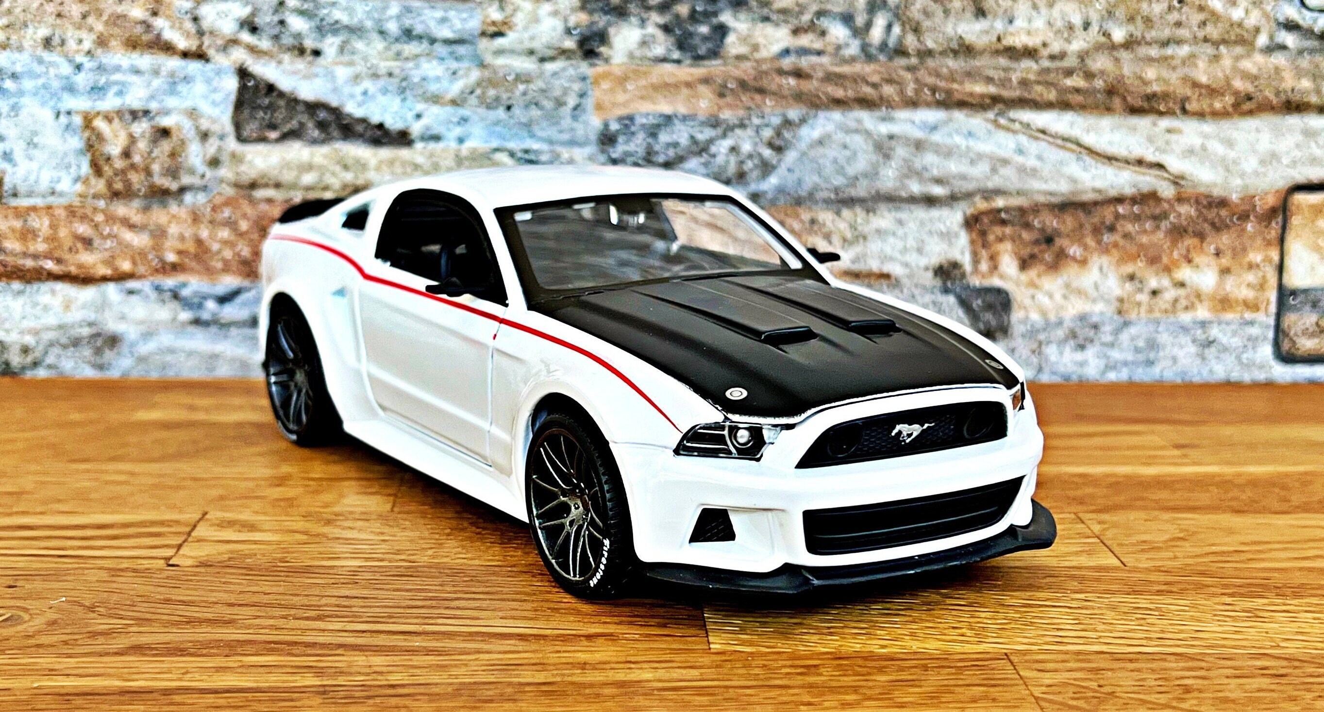 Ford Mustang GT 2014 / Modello di auto in scala 1/24 / Modello di auto pressofusa 1/24 / Auto pressofusa / Oggetto da collezione / Mustang GT / Ford p