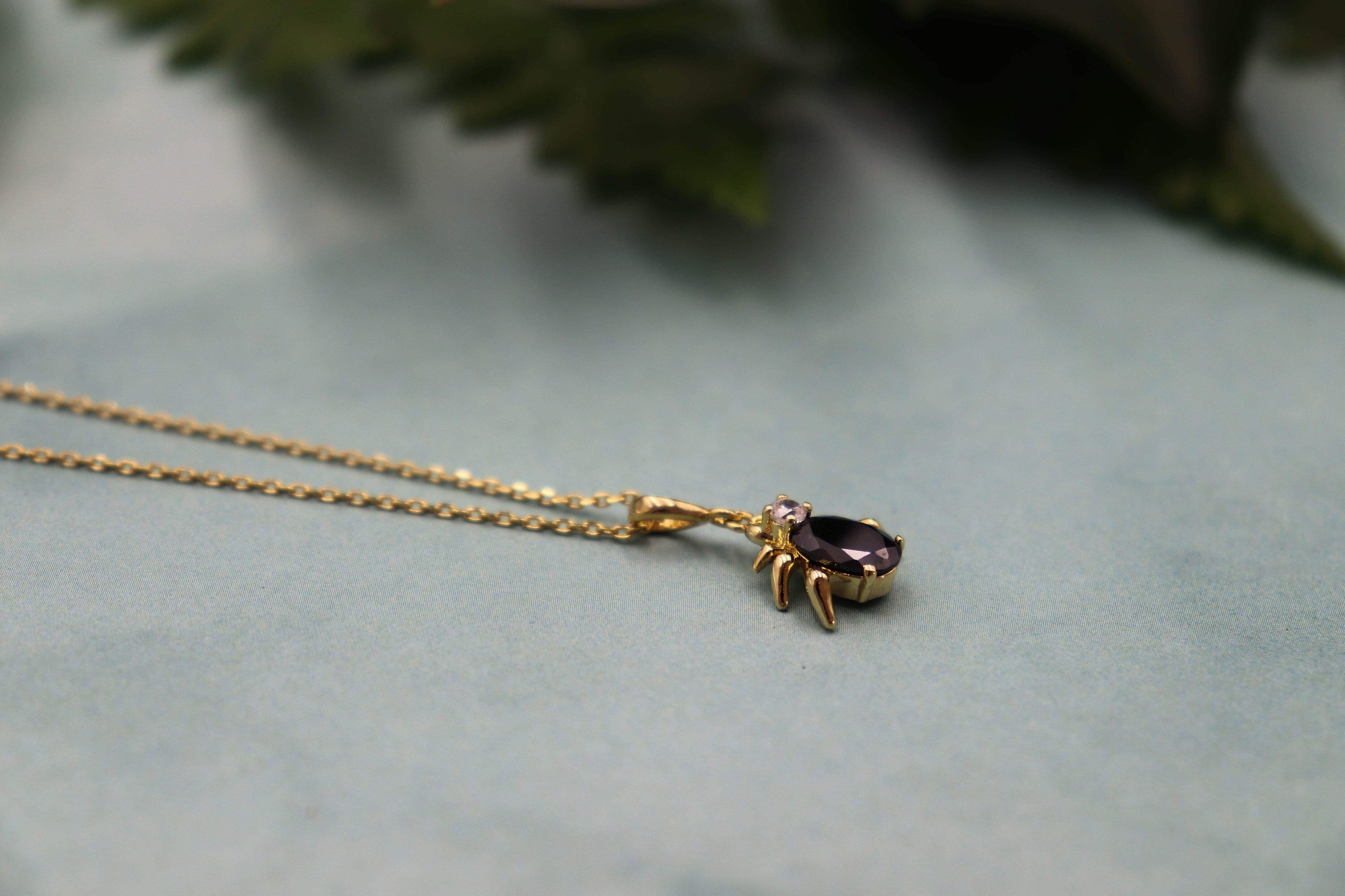 Collana in oro nero, gioielli a forma di insetto, collana con pendente placcata in oro, collana con pendente minimalista in oro, collana elegante, gio
