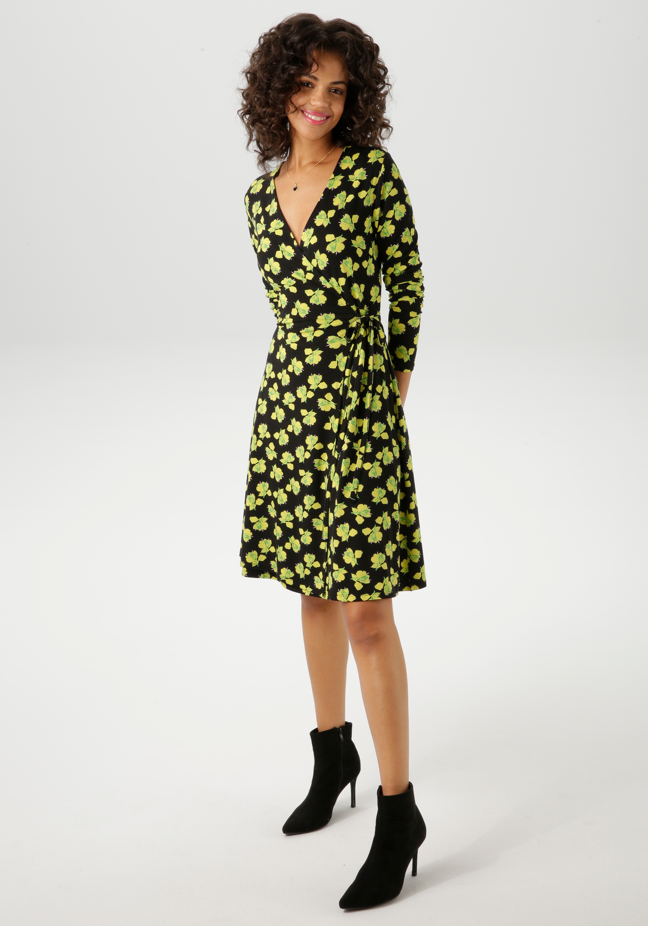 Wickelkleid ANISTON CASUAL, Damen, Gr. 42, N-Gr, grün (schwarz, gelb, grün, fleider), Single Jersey, Obermaterial: 95% Viskose, 5% Elasthan, bedruckt, geblümt, figurbetont kniefrei, V-Ausschnitt, Kleider Wickelkleid, mit kunstvollen Blüten bedruckt
