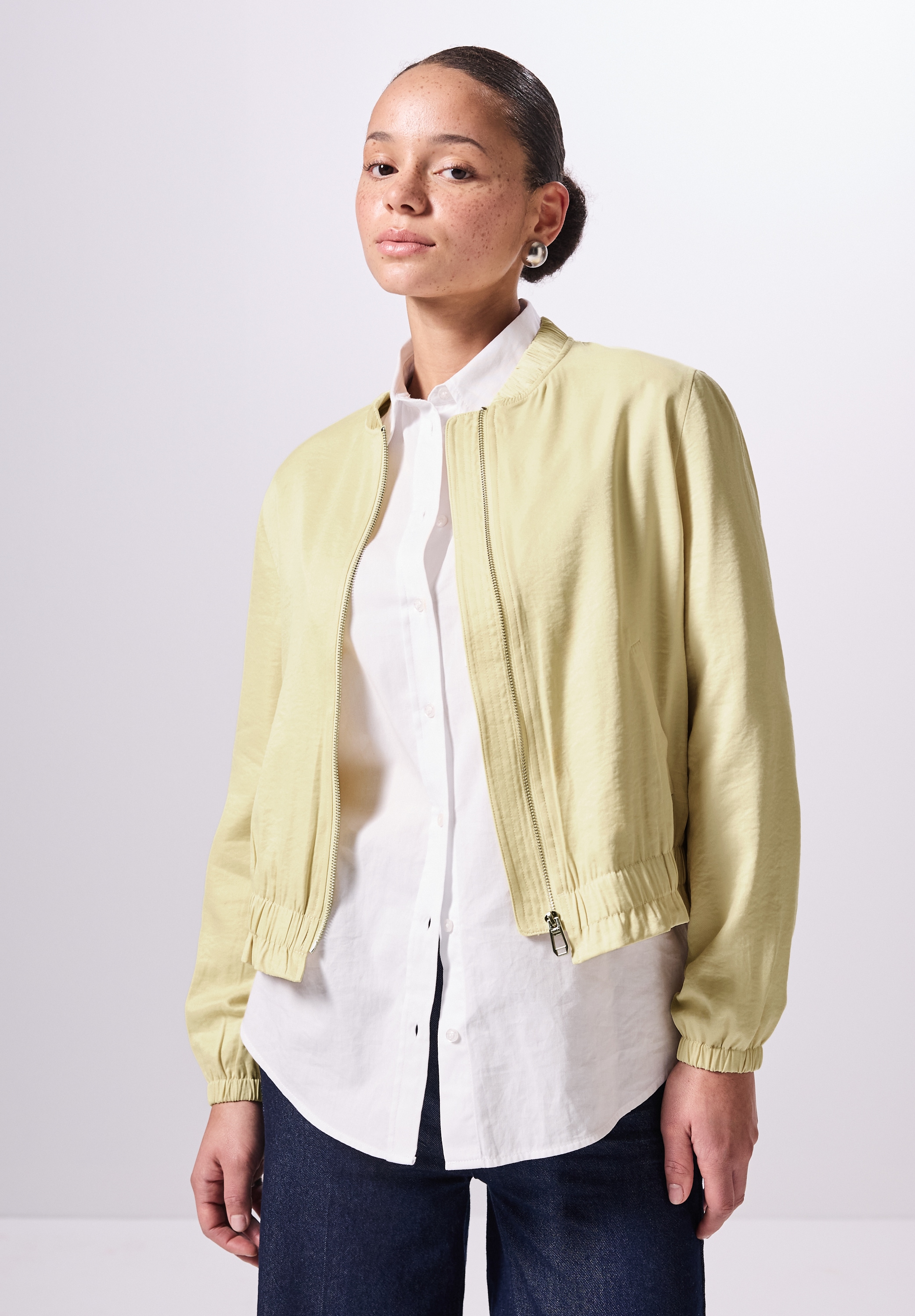 Blouson STREET ONE STUDIO, Damen, Gr. 40, gelb (bond gelb), Stoff, Obermaterial: 49% Viskose, 36% Polyester, 15% Nylon; Futter: 100% Polyester, unifarben, normal kurz, Rundhals, Bündchen, Jacken Blouson, mit Rundhalsausschnitt