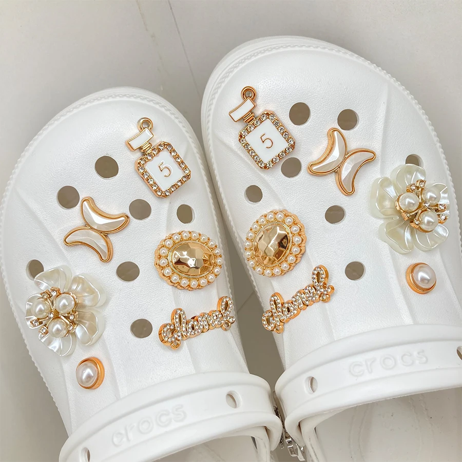 12 Stück Gloden Schuh Charms 3D Blume Parfüm Faux Perle Schuh Schnalle Dekoration geeignet für Crocs Kinder Party Geschenk