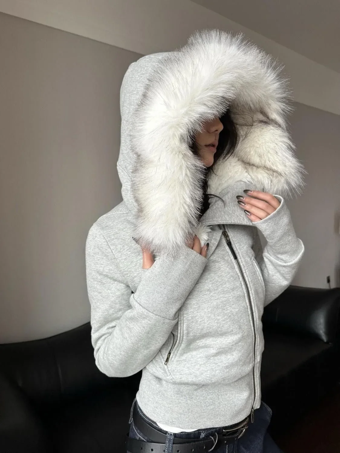 Europäischer Mode-Kapuzenpullovermantel, originelles Retro-Design, Persönlichkeit, empfohlen, schlanker, flauschiger Reißverschluss-Kapuzenmantel, übergroßer Hut. Image