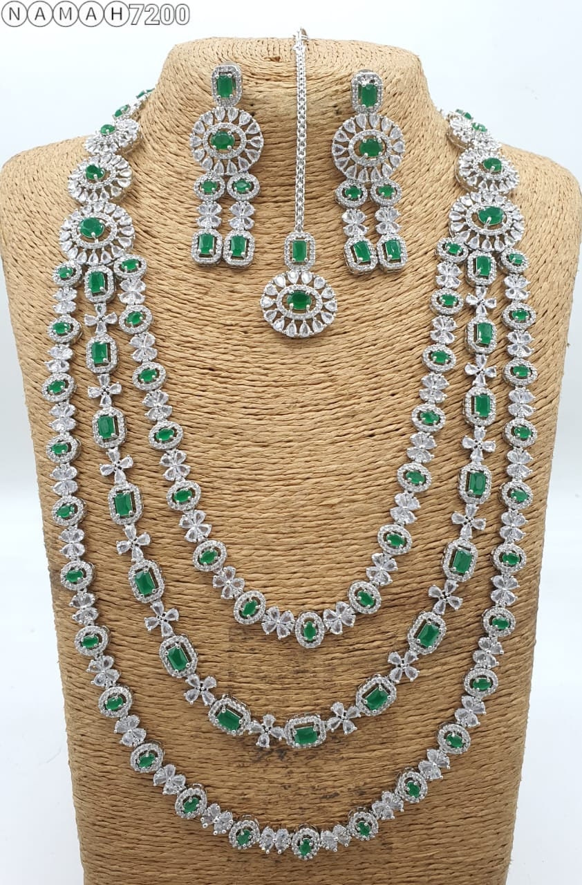 Set di collana lunga con smeraldi e diamanti/collana a 3 fili con pietre verdi AD, orecchini lunghi e Maangtikka/collana haram con diamanti e smeraldi