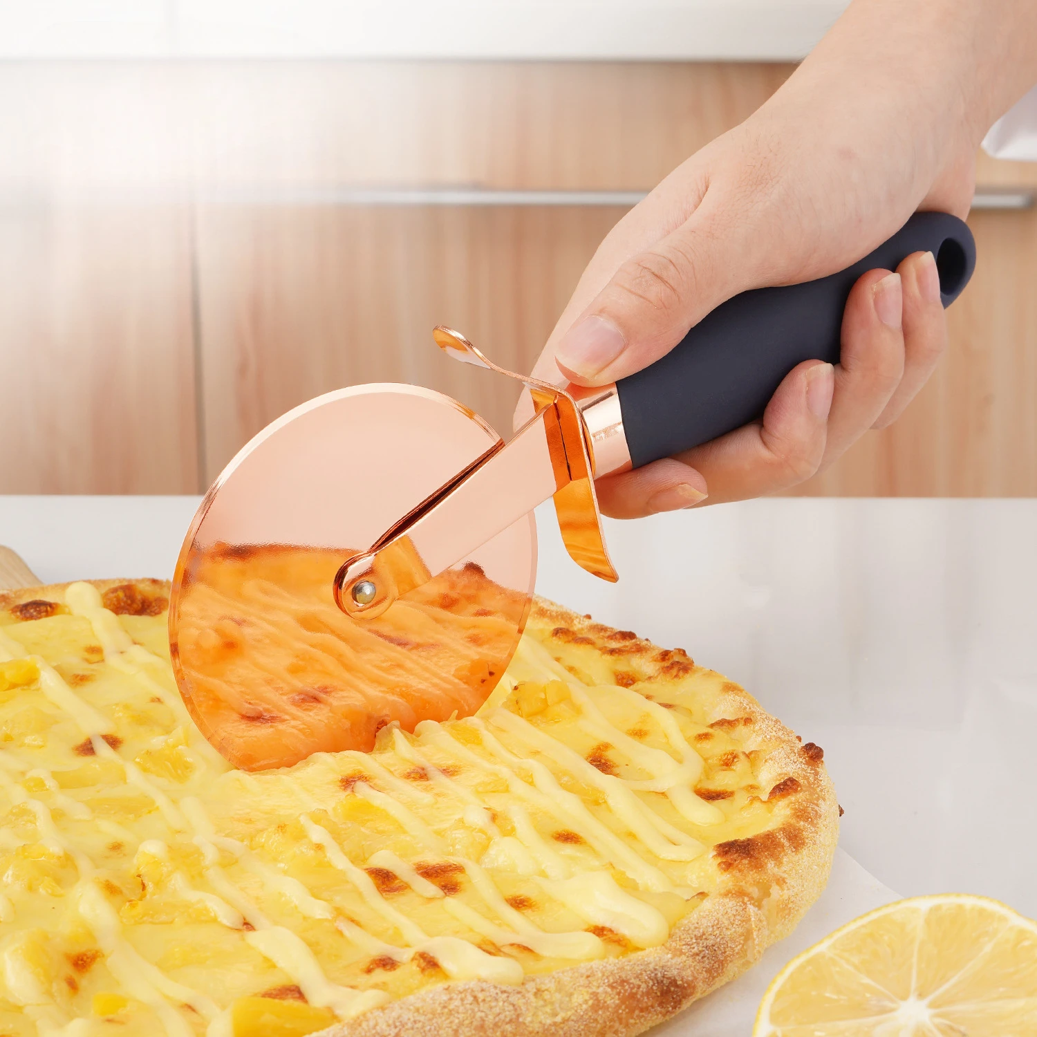 PizzaCutter Edelstahl-Pizzaschneiderrad, superscharfer Pizzaschneider mit rutschfestem Griff, robust, glatt, drehbar, Roségold Image