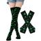 Set mit grün-weiß gestreiften Kniestrümpfen und fingerlosen Handschuhen zum St. Patrick's Day mit Kleeblatt-Design, festliche Accessoires für Damen, perfekt für Feiertage und Kostümpartys