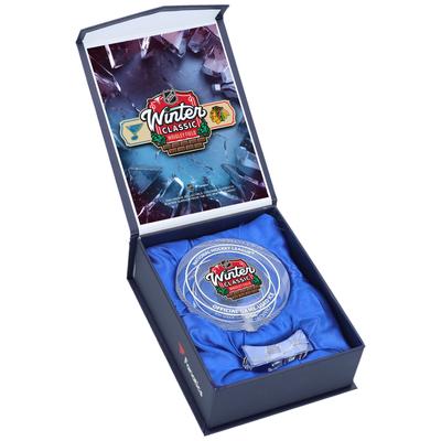 Chicago Blackhawks vs. St. Louis Blues Crystal Puck – gefüllt mit Eis vom NHL Winter Classic 2025 Image