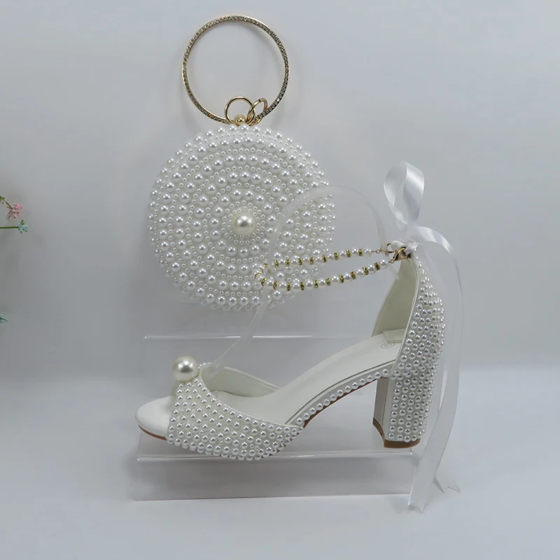 2024 neue maßgeschneiderte weiße Damen-Sandalen, Brautschuh-Taschen-Set, grober Absatz für Damen, große Perle, Damenmode-Sandalen, Party-Schuhe