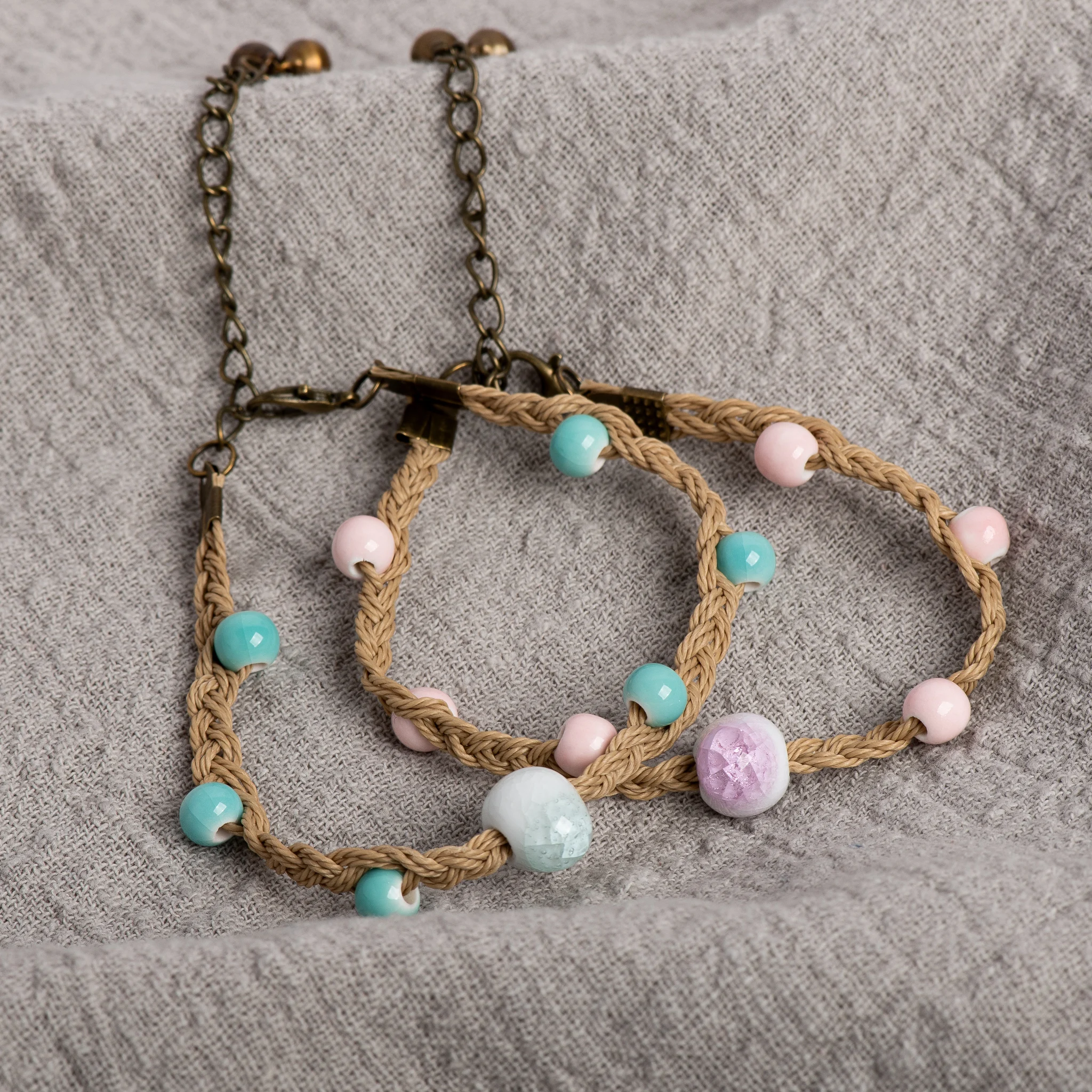 Geflochtenes Knoten-Keramik-Armband, handgefertigter, verstellbarer Schmuck in Crackle Blue und Pink, Vintage-Schmuck, Geschenke, regalo Image