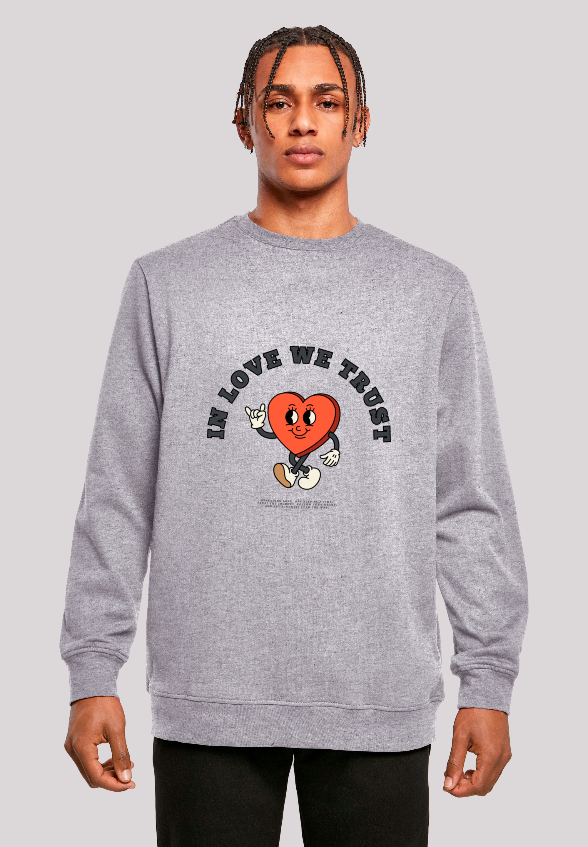 Sweatshirt F4NT4STIC "In Love We Trust Valentinstag Streetwear", Herren, Gr. 5XL, grau (erdgrau), Obermaterial: 50% Baumwolle, 50% Polyester, regular fit, Rundhals, ohne Bündchen, Sweatshirts Sweatshirt, Premium Y2K Streetwear
