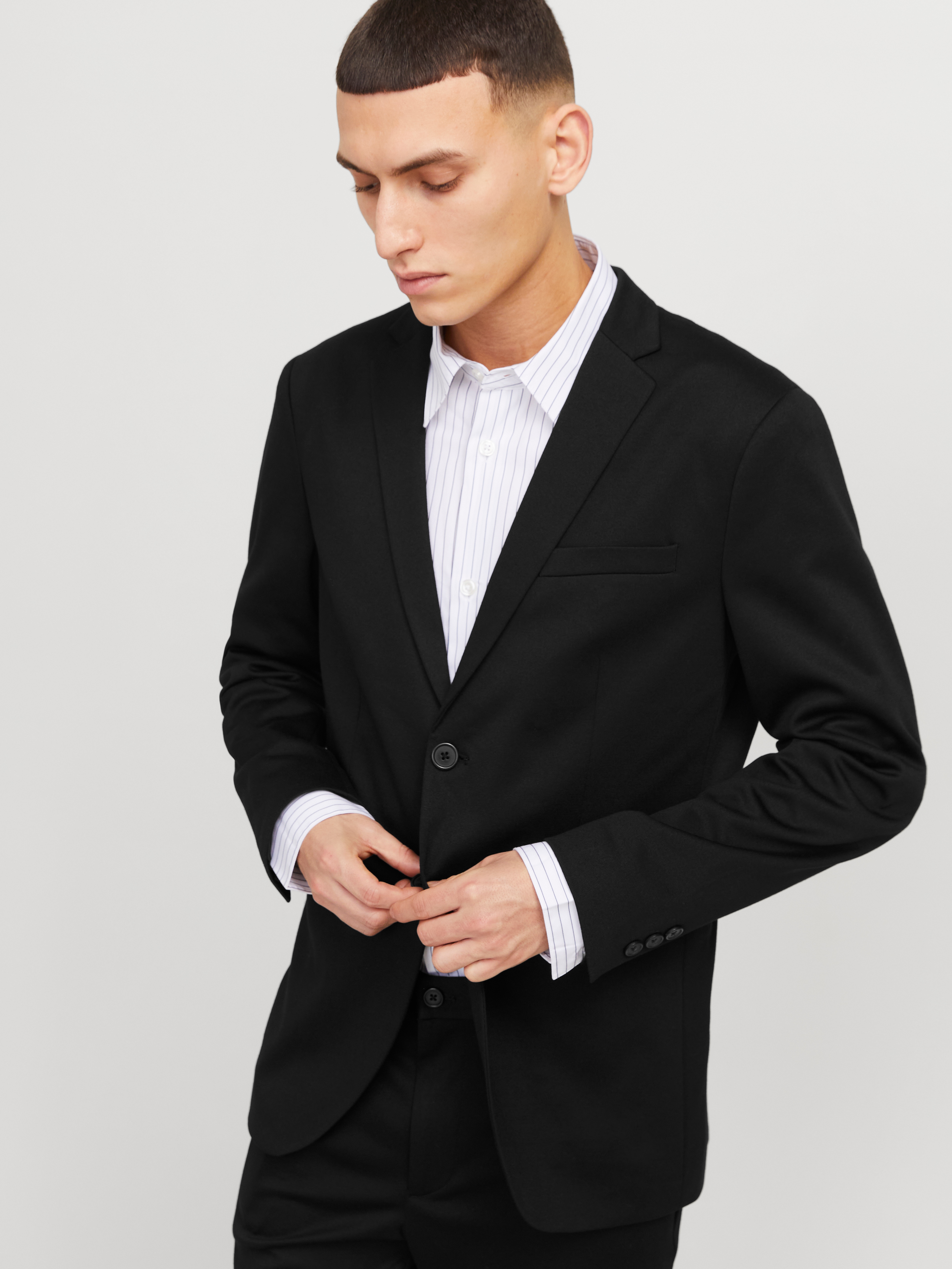 Sakko JACK & JONES "JPRJAXON Jersey Blazer mit Stretch für stylischen Look", Herren, Gr. 52, schwarz, Web, Obermaterial: 79% Polyester, 18% Viskose, 3% Elasthan, unifarben, slim fit, Sakkos Sakko, meliert, modisch, slim fit, Materialmix