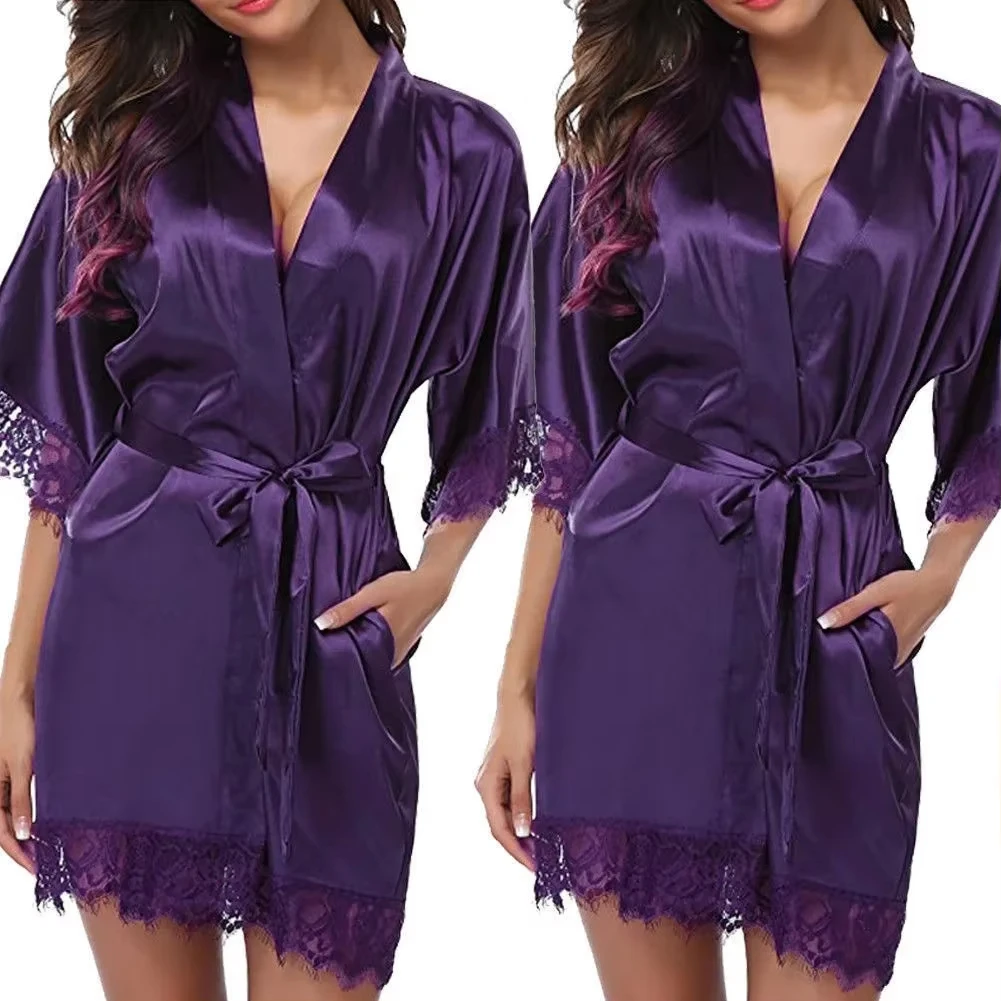 Eleganter, leichter Damen-Bademantel aus schwarzem Satin mit zartem Spitzenbesatz, perfekt zum Faulenzen von Nachtwäsche oder Brautjungfern Image