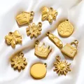 10 pezzi in acciaio inossidabile carino piccolo fascino corona casa fiore placcato oro collana fai da te braccialetto creazione di gioielli accessori all'ingrosso