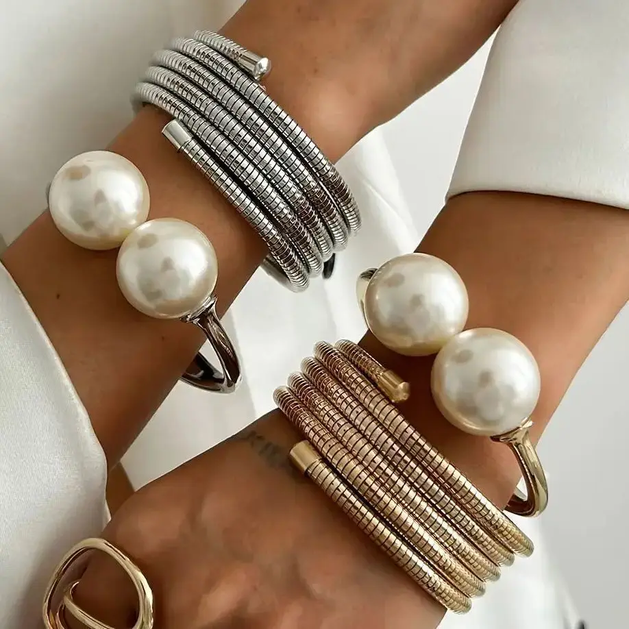 KunJoe Punk Multilayer Schlangenkette Offener Frühling Armreifen Boho Große Imitation Perle Manschette Armreifen für Frauen Armband Luxus Schmuck Image