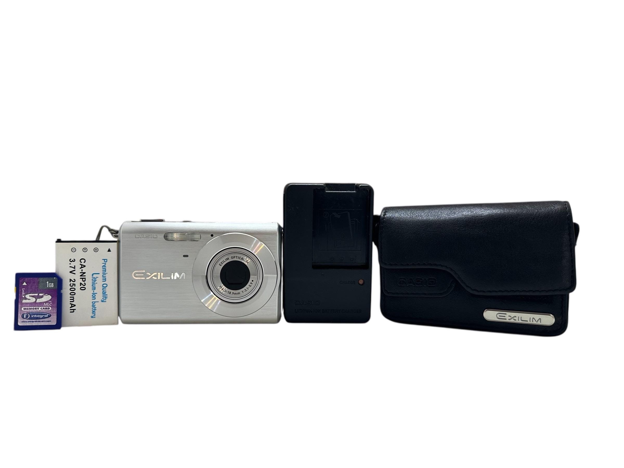 Casio Exilim EX-Z60 Digitalkamera 6 MP 3fach optischer Zoom 6cm kompakt + 1GB Speicherkarte, Ledertasche, Ladegerät, Akku