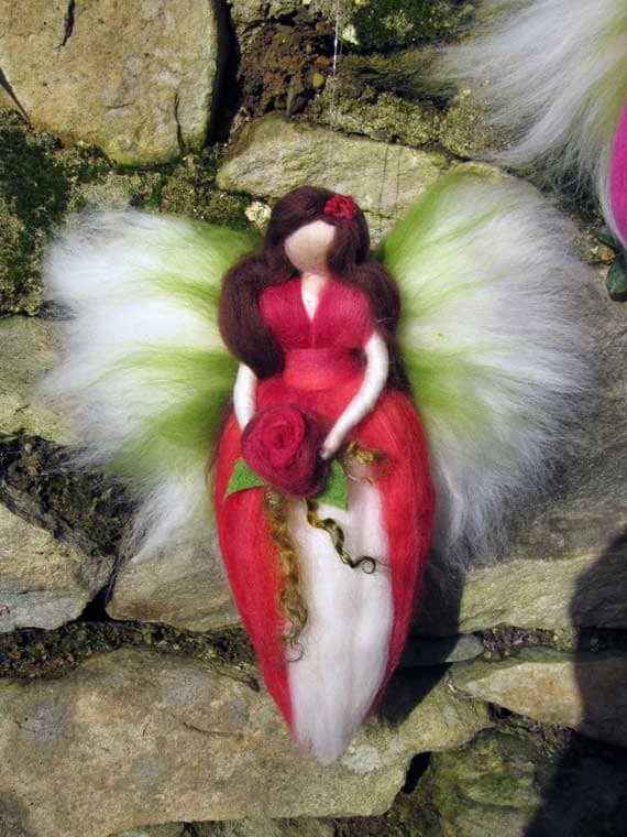 Fata di lana in feltro ad ago, fata dei fiori, bambola fata ispirata Waldorf, lana
