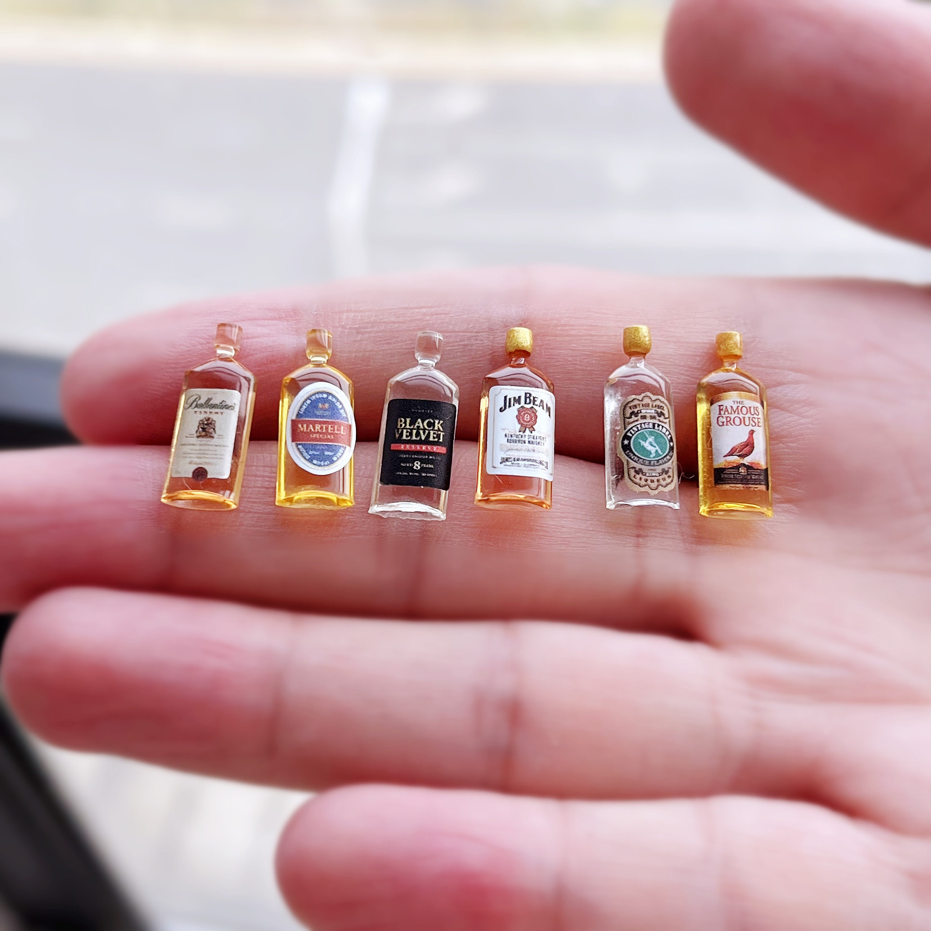 Set di 6 bottiglie di whisky in miniatura per casa delle bambole in scala 1/12, mini bar di alcolici e bevande al whisky.