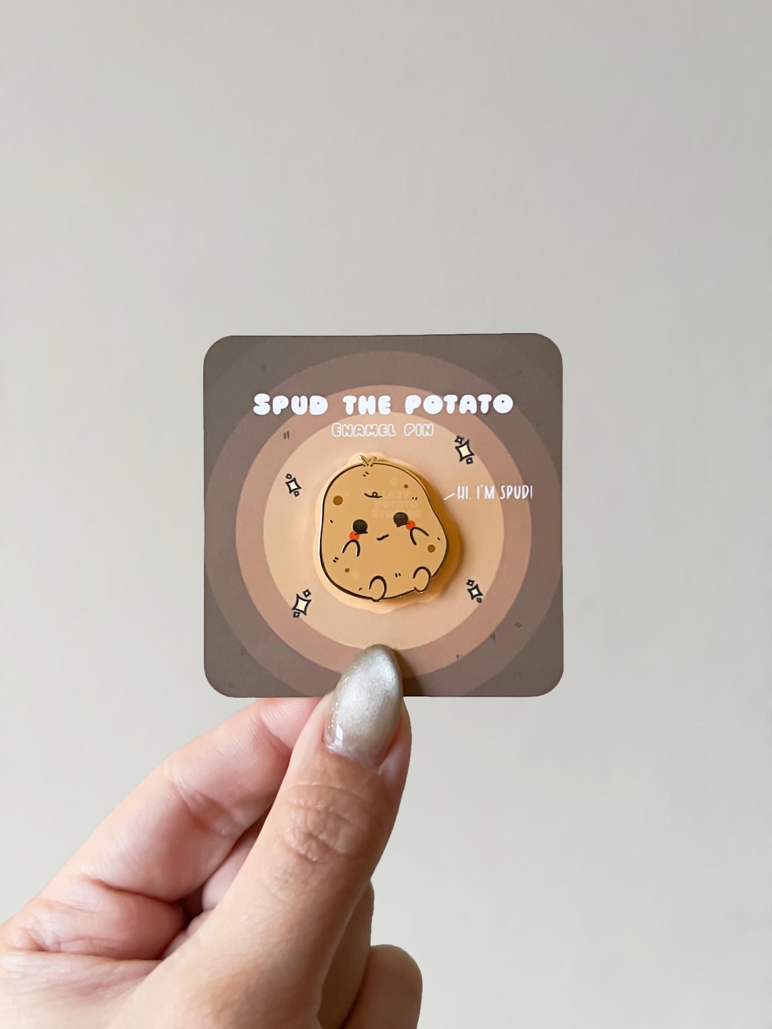 "Spud The Happy Potato - 0,95\" / Spilla smaltata, spilla in acrilico, spilla da bavero, spilla dorata, spilla a forma di patata carina, spilla a forma"