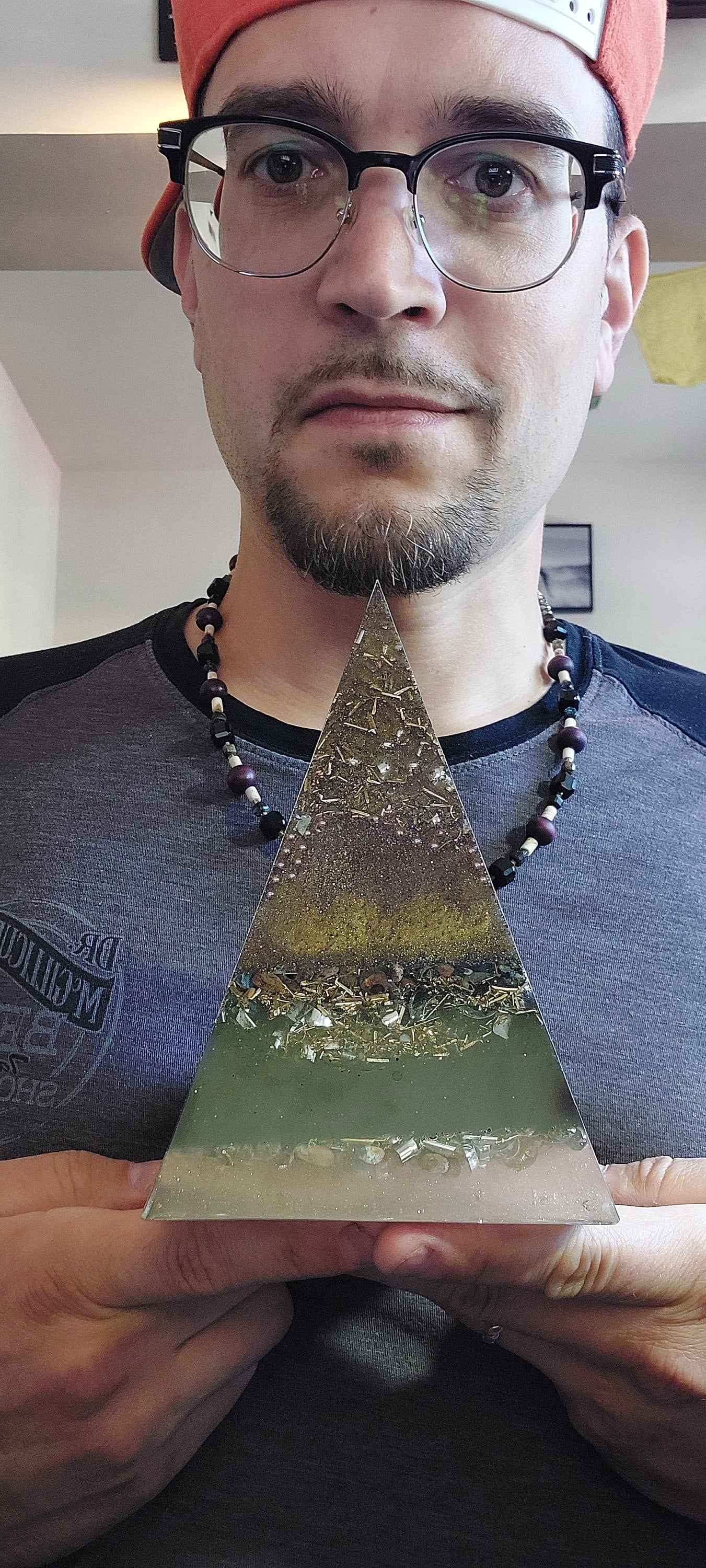 Grande piramide di orgonite, piramide nubiana russa, generatore di energia orgonica, pala d'altare, pietre preziose curative della pietersite