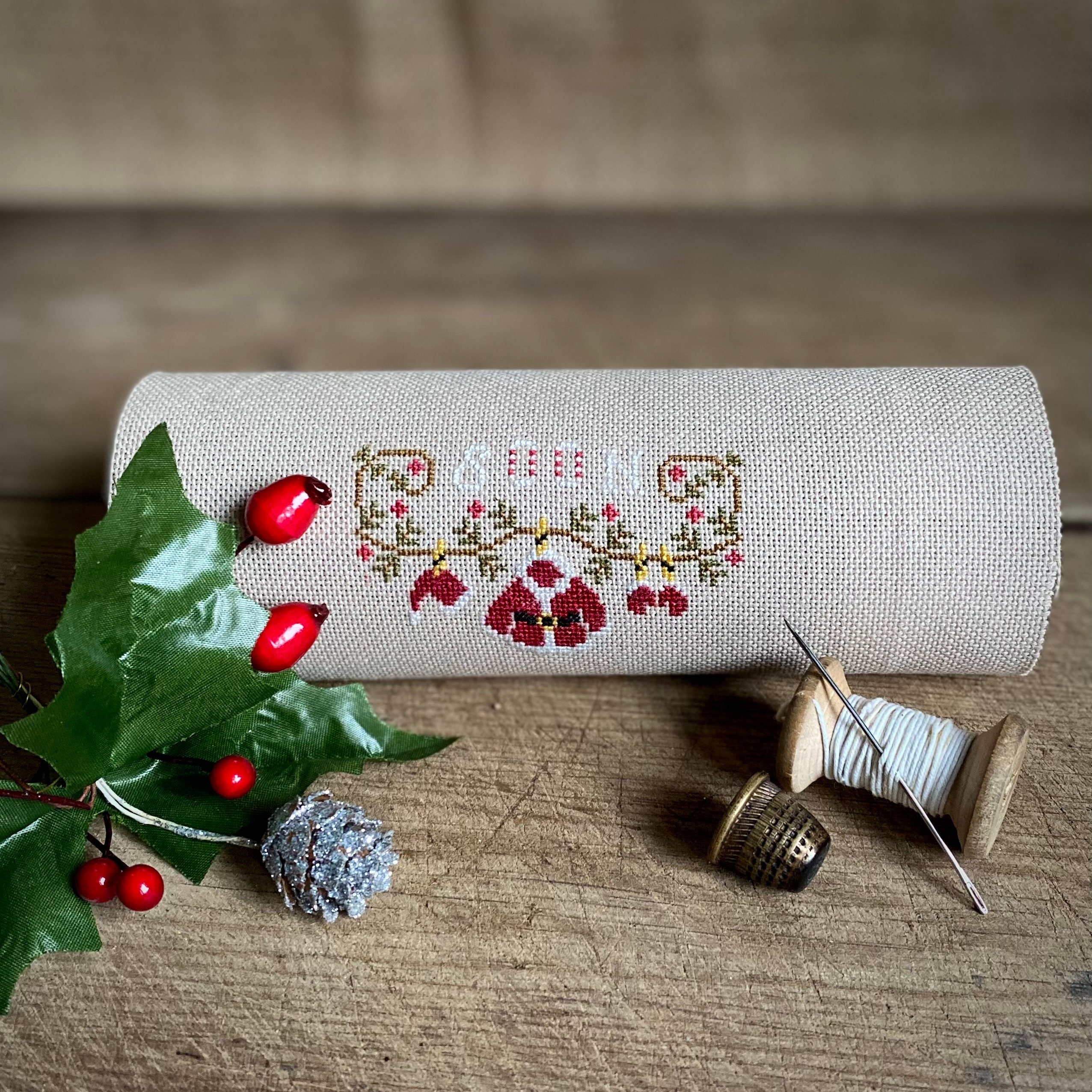 Piccolo schema punto croce natalizio, schema punto croce, piccolo ricamo punto croce natalizio, punto croce per i vestiti di Babbo Natale, PDF scarica