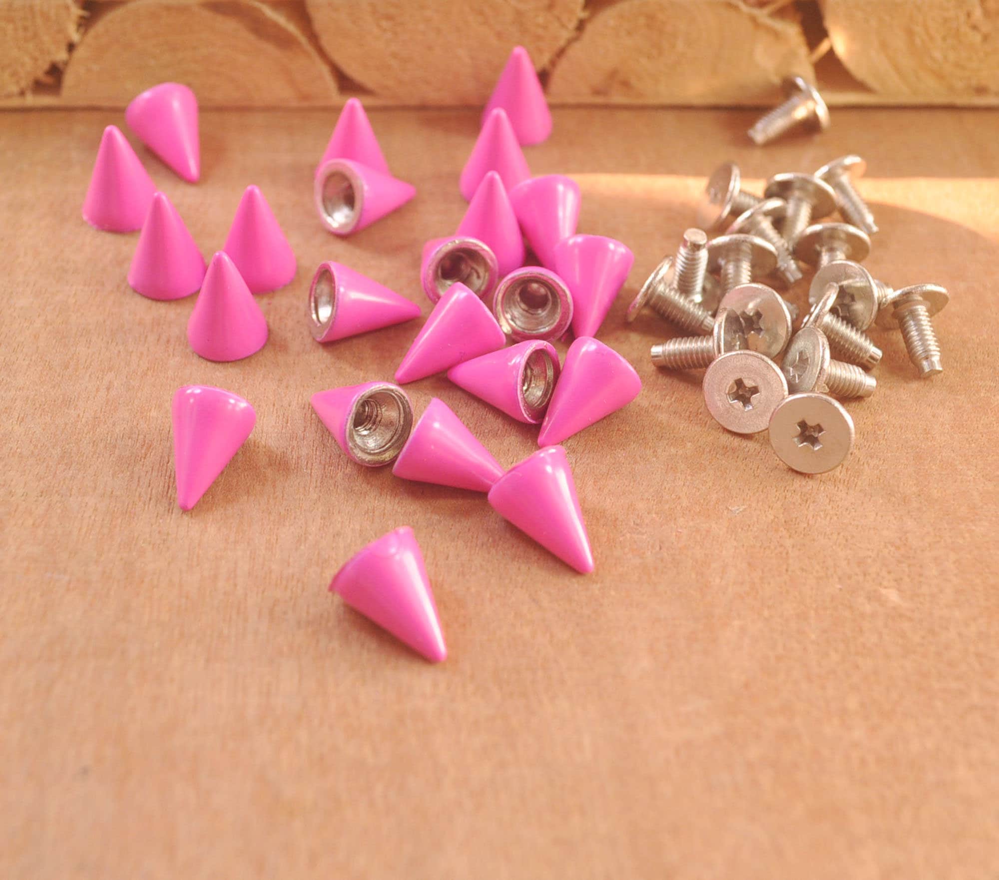 50 pezzi di borchie a punta conica color rosso rosa con rivetti a proiettile con chiusura a vite - Scarpe punk personalizzate, borse, artigianato in p