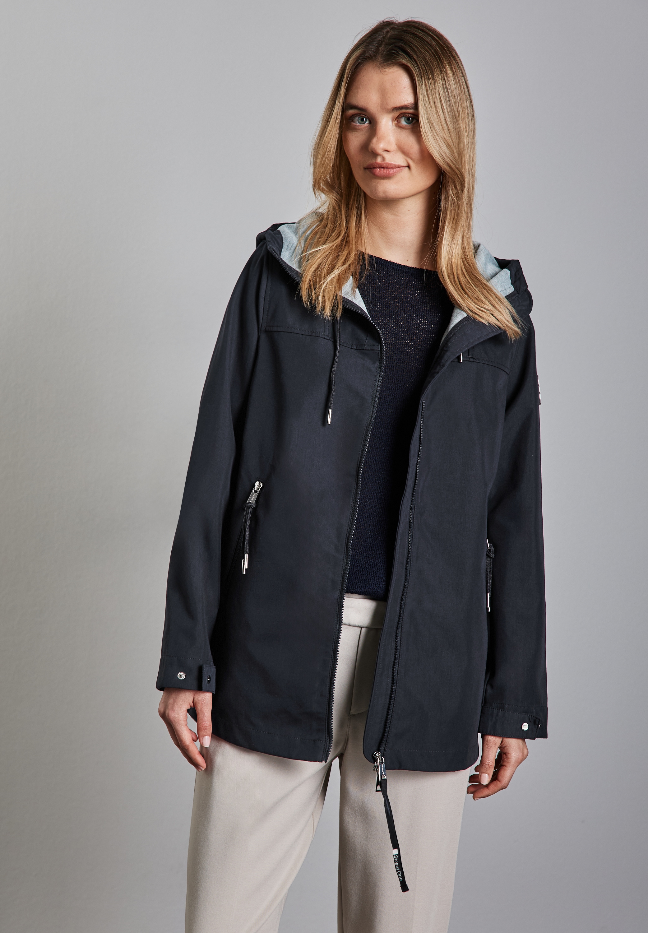 Kurzjacke STREET ONE, Damen, Gr. 34, blau (gravity blau), Web, 68% Baumwolle, 32% Nylon, unifarben, normal normal, ohne Ausschnitt, Bündchen, Jacken Kurzjacke, mit Kapuze mit Tunnelzugband Image