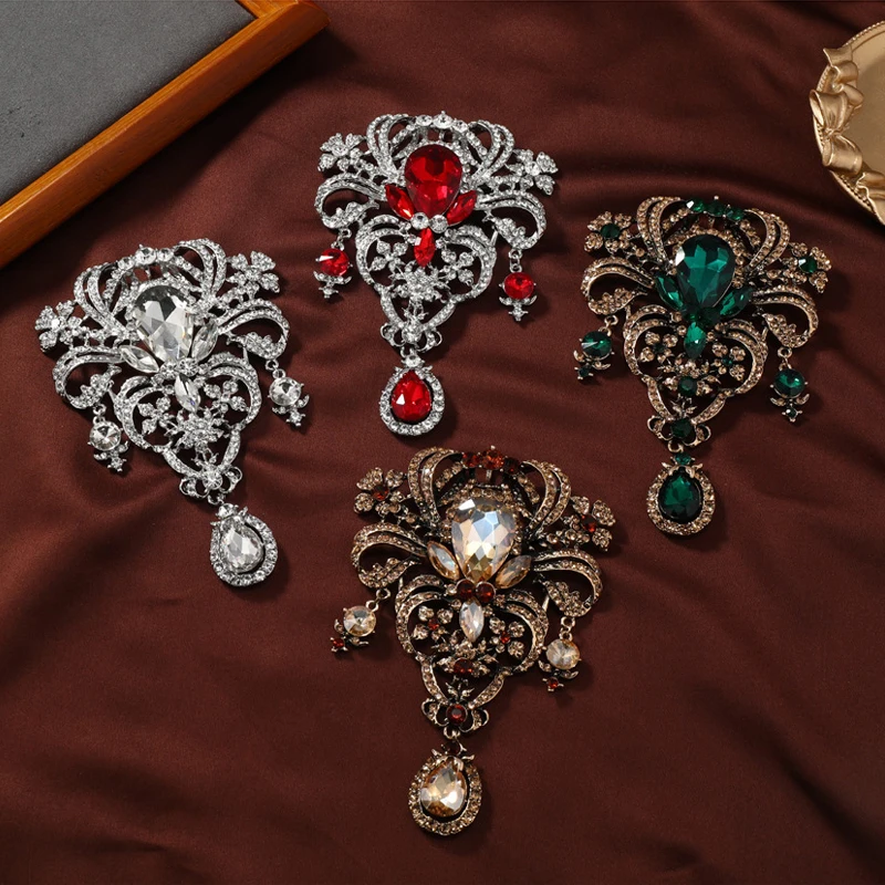 Spilla classica vintage con strass traforati a forma di fiore Spilla con ciondolo in cristallo di lusso Corpetto Spilla invernale da donna Distintivi di gioielli