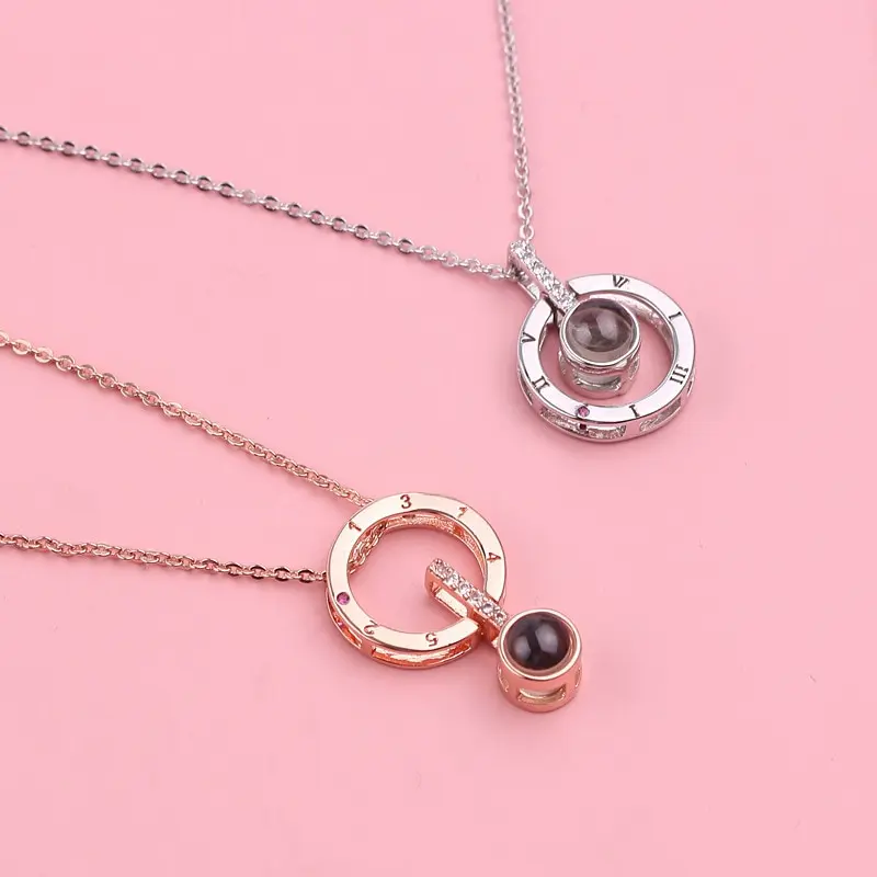 2 pezzi color oro più collana placcata argento uomini e donne coppie Souvenir 100 lingue ti amo ciondolo proiezione memoria