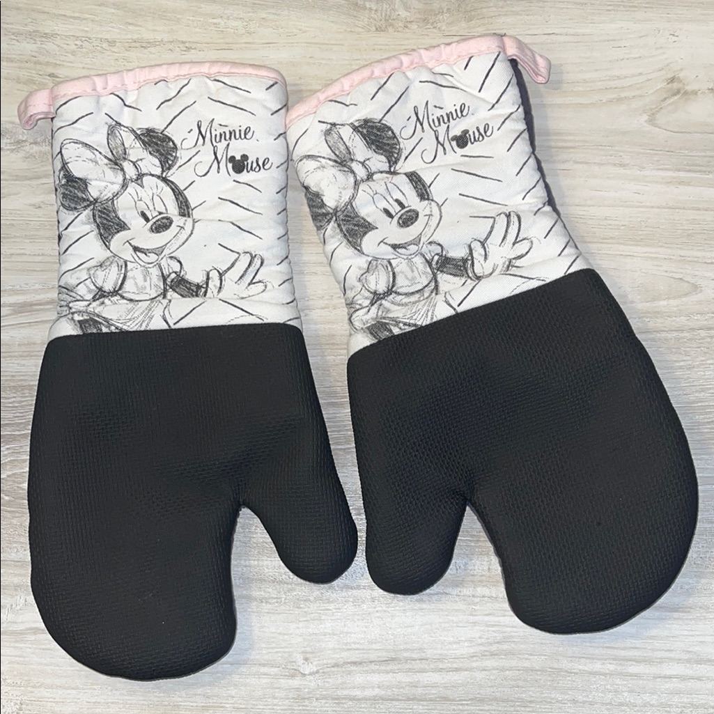 Disney Kitchen | Minnie Mouse Sketch Oven Mitts - Black And Pink | Color: Black/Pink | Size: Os