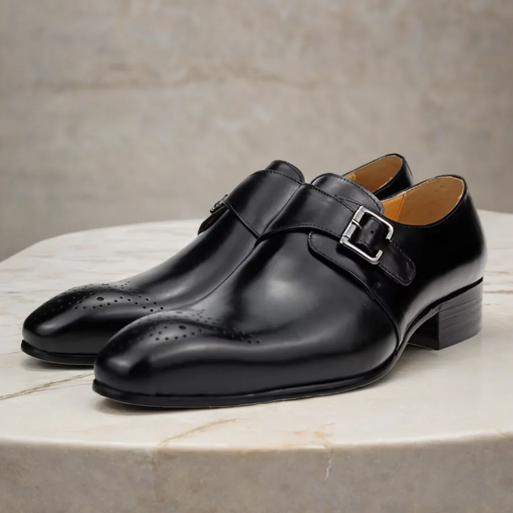 Formeller Herrenschuh mit seitlicher Schnalle, Lederschuhe mit spitzer Zehenpartie, Bullock-Schnitzerei, klassischer Stil, klassischer Gentleman, formelle Kleidung, spitz