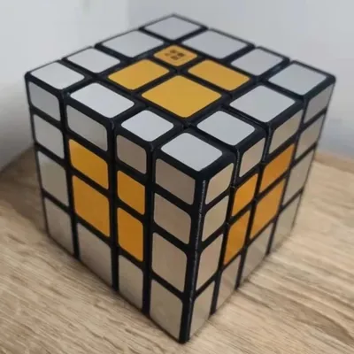 Neuer Super Mirror 4x4x4 Würfel Calvin's Puzzle 4x4 Würfel Schwarzer Körper mit goldenem Etikett Image