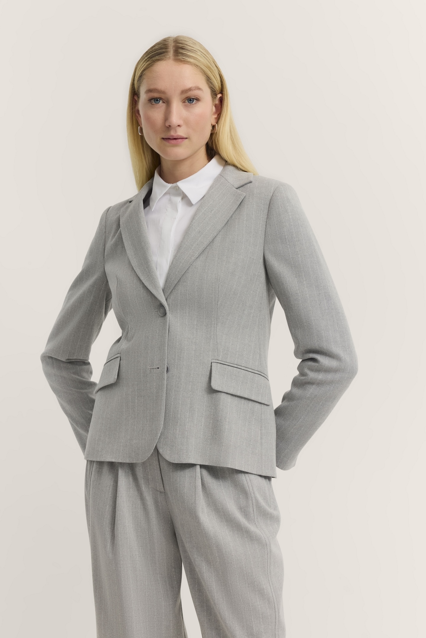 Kurzblazer BUGATTI, Damen, Gr. 44, grau (240, grau), 63% Polyester, 34% Viskose, 3% Elasthan, unifarben, normal, normaler Saum, Blazer, mit Streifen
