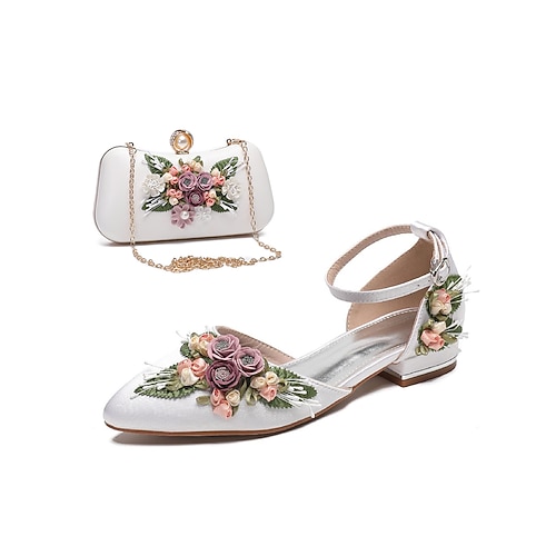 weiße, mit Blumen bestickte flache Schuhe mit passender Clutch – elegante Hochzeits- und Brautschuhe für Frauen Image