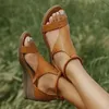 Sommer 2024 Neue Damen Vintage Offene spitze Sandalen Damen Keile Sandalen PU Leder Mittlere Ferse Strand Schuhe Weibliche Plus Größe 43