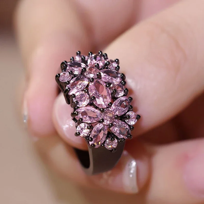 Huitan Rosa Zirkonia Blumen Ringe Romantische Süße Schwarze Farbe Zarte Schmuck für Verlobung Charme Finger Zubehör Heißer Image