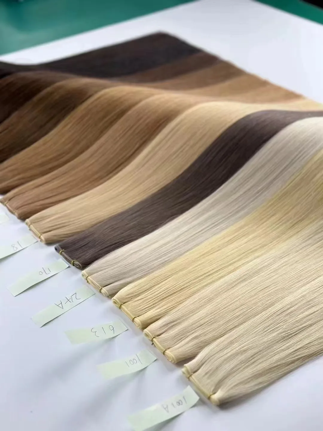 Fasci di trama di capelli umani lisci Ombre Biondi Estensioni dei capelli umani 14 "-26" Pelle Remy diritta Doppia trama Capelli russi