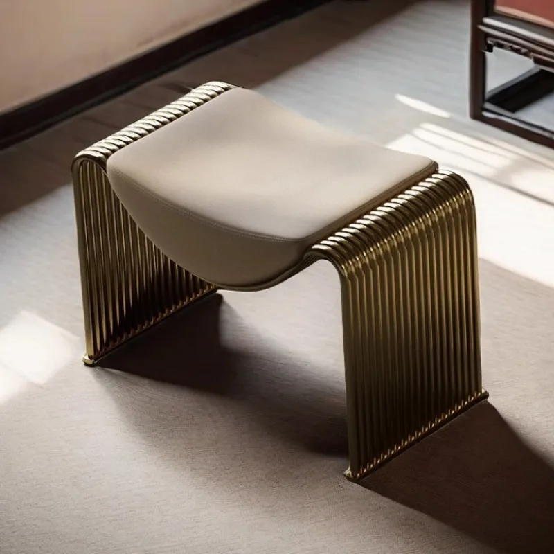 Italienischer leichter Luxus-Schlafzimmer-Schminkstuhl, minimalistischer Schuhwechselhocker aus Eisen für den Hauseingang, großer Empfangshocker für das Wohnzimmer