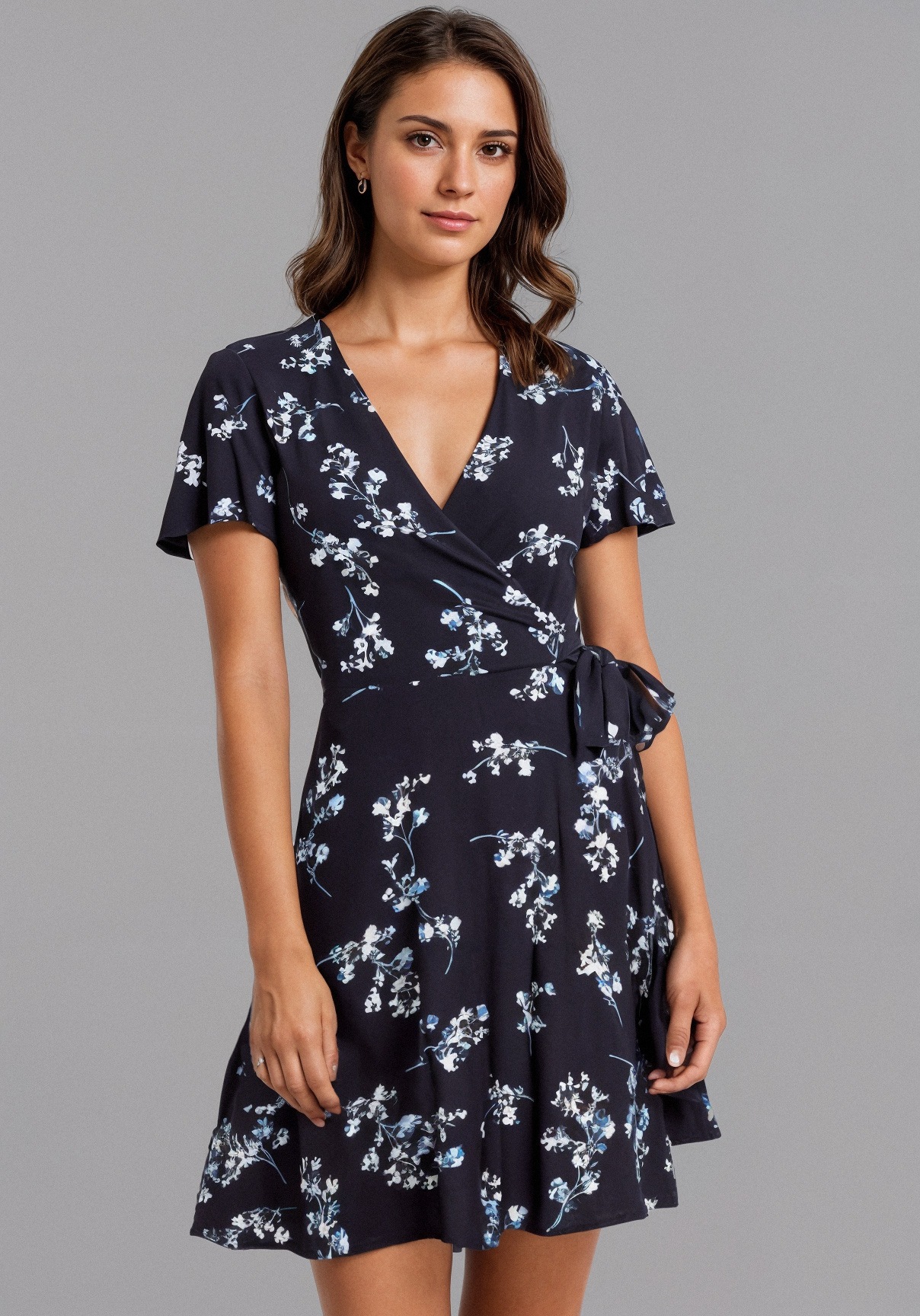 Sommerkleid LAURA SCOTT, Damen, Gr. 42, N-Gr, blau (marine, geblümt), Single Jersey, Obermaterial: 95% Viskose, 5% Elasthan, geblümt, Feminin, figurbetont kurz, tiefer V-Ausschnitt, Kleider, in Wickeloptik mit romantischer Blumendruck Image