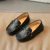 Schwarze Kinder-Bootsschuhe 2025, vier Jahreszeiten, neuer wilder Gürtel, Metall, für Jungen, Party, Kinder, modische Performance-Schuhe, klassischer Großbritannien-Stil