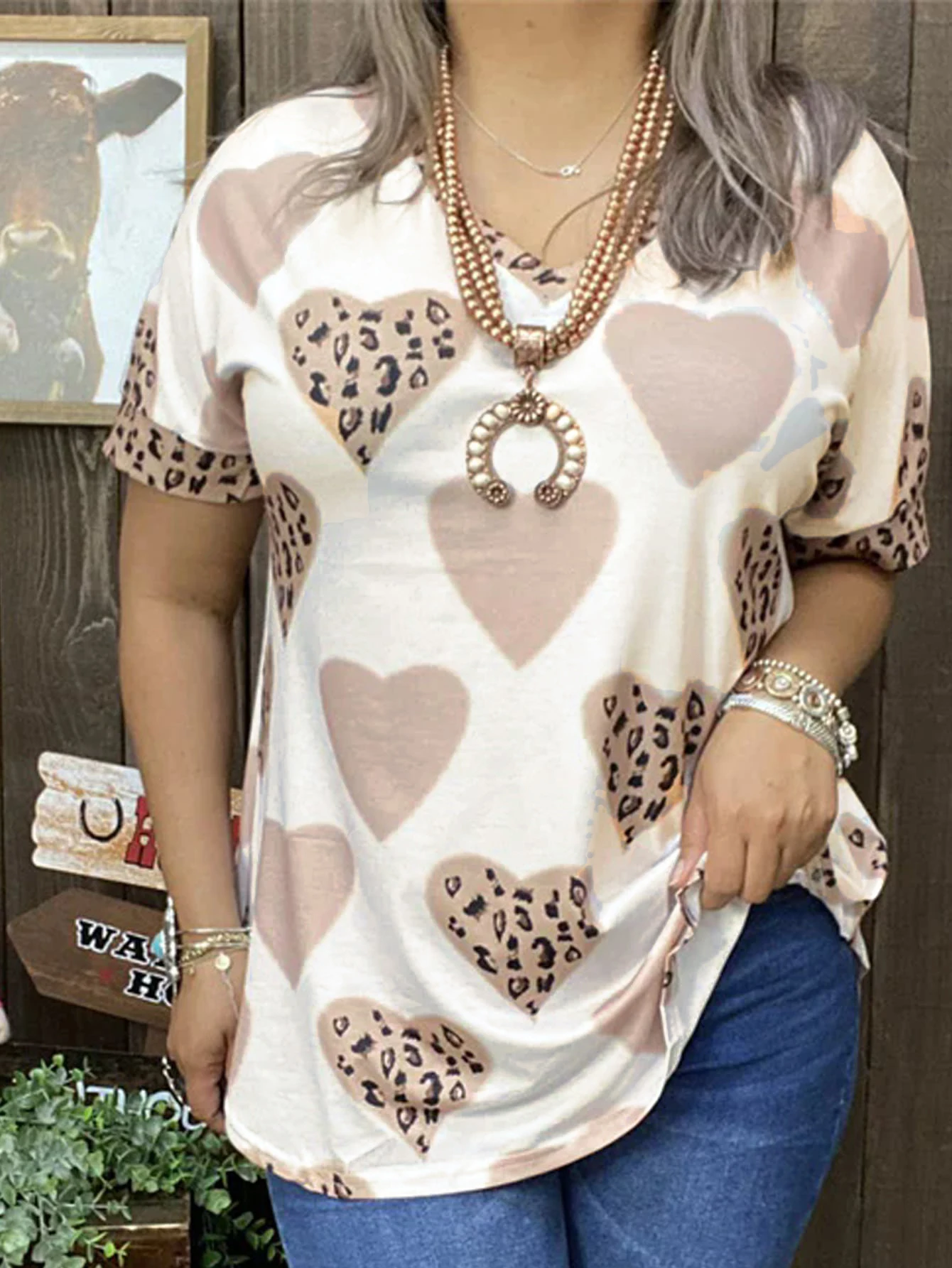 Plus-Size-Damen-T-Shirt mit V-Ausschnitt, herzförmigem und Leopardenmuster – ideal für maschinenwaschbare Frühlings- und Sommer-Freizeitoutfits Image