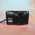 Fotocamera digitale Nikon Coolpix S7000 Y2K nera con cinturino da polso, scheda SD, lettore di schede SD USB C, caricabatterie