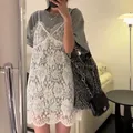 V-Ausschnitt Weißes Ösen-Spitzen-Slip-Kleid Damen Sommer Transparentes einteiliges Kleid Elegantes ärmelloses kurzes Kleid für Damen
