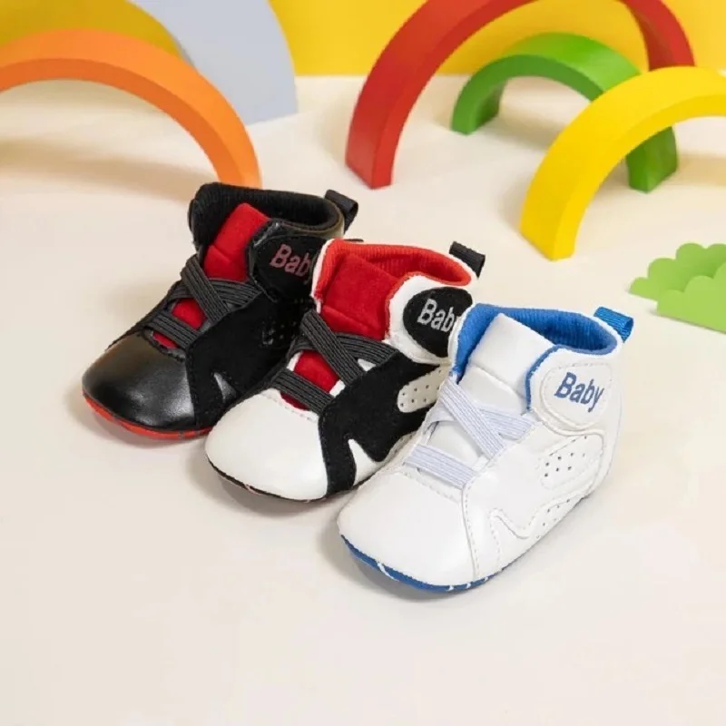 Neue klassische Basketball-Babyschuhe, 3-farbig, hohe Freizeitschuhe, Turnschuhe, weiche Sohle, rutschfeste erste Kleinkindschuhe für Kleinkinder