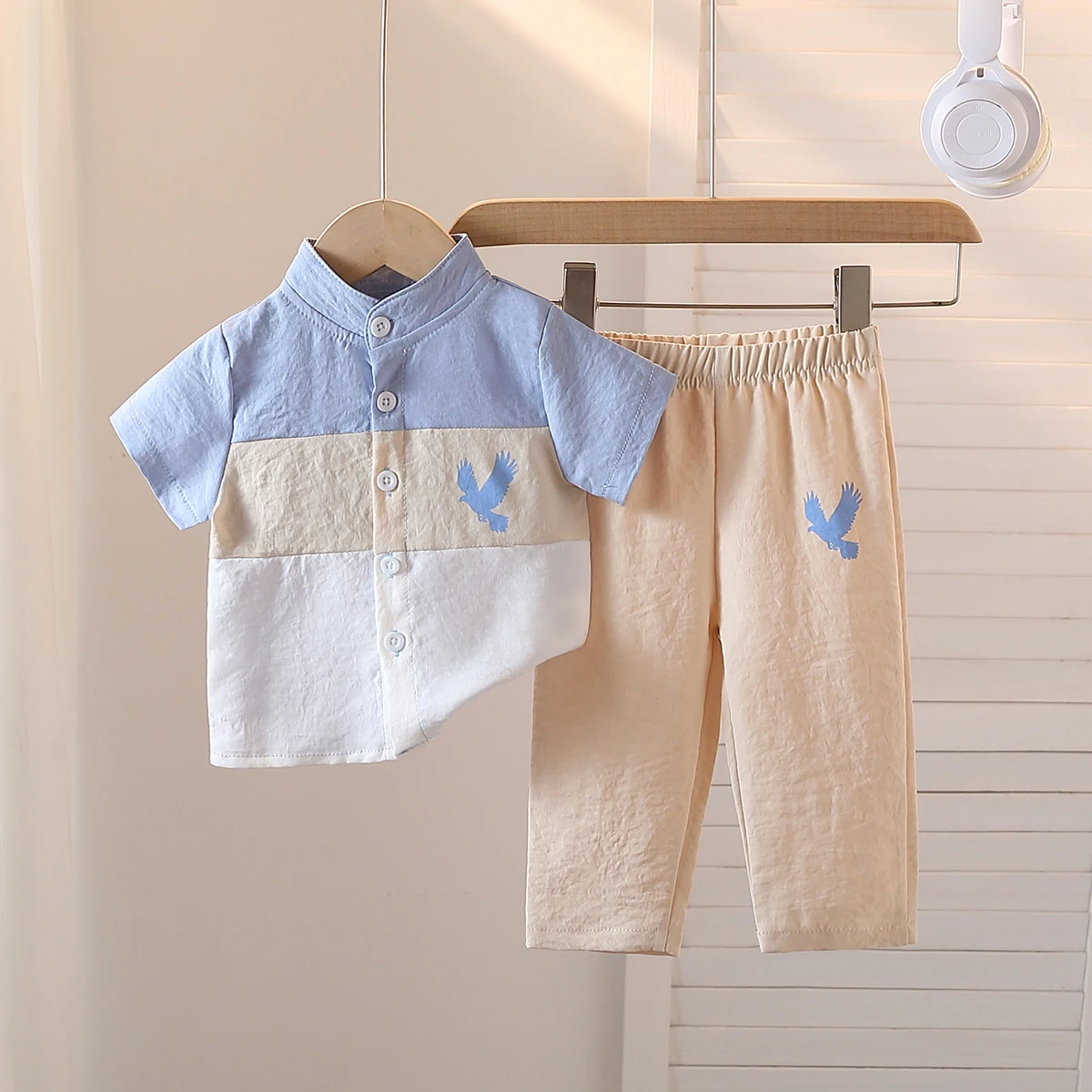 2-teiliges Set aus lässigem Patchwork-Stehkragen für Babys, vollständig offenem Kurzarmhemd und bedruckter Hose, Sommer Image