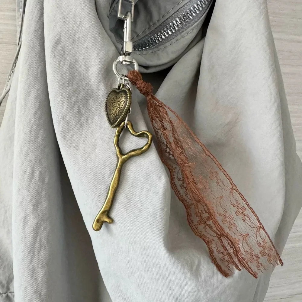 Ins Style Spitze Herzförmiges Muster Schlüssel Kirsche Schlüsselanhänger Spiegel Retro Y2k Niedliche vielseitige Tasche Hängedekoration Schlüsselanhänger Image