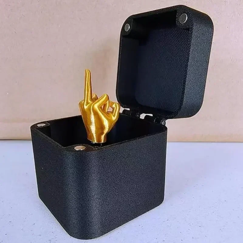 Geschenkbox mit Mittelfinger, lustige und erstaunliche kreative Schreibtischdekoration, Pop-up für Freunde und Bürospaß Image